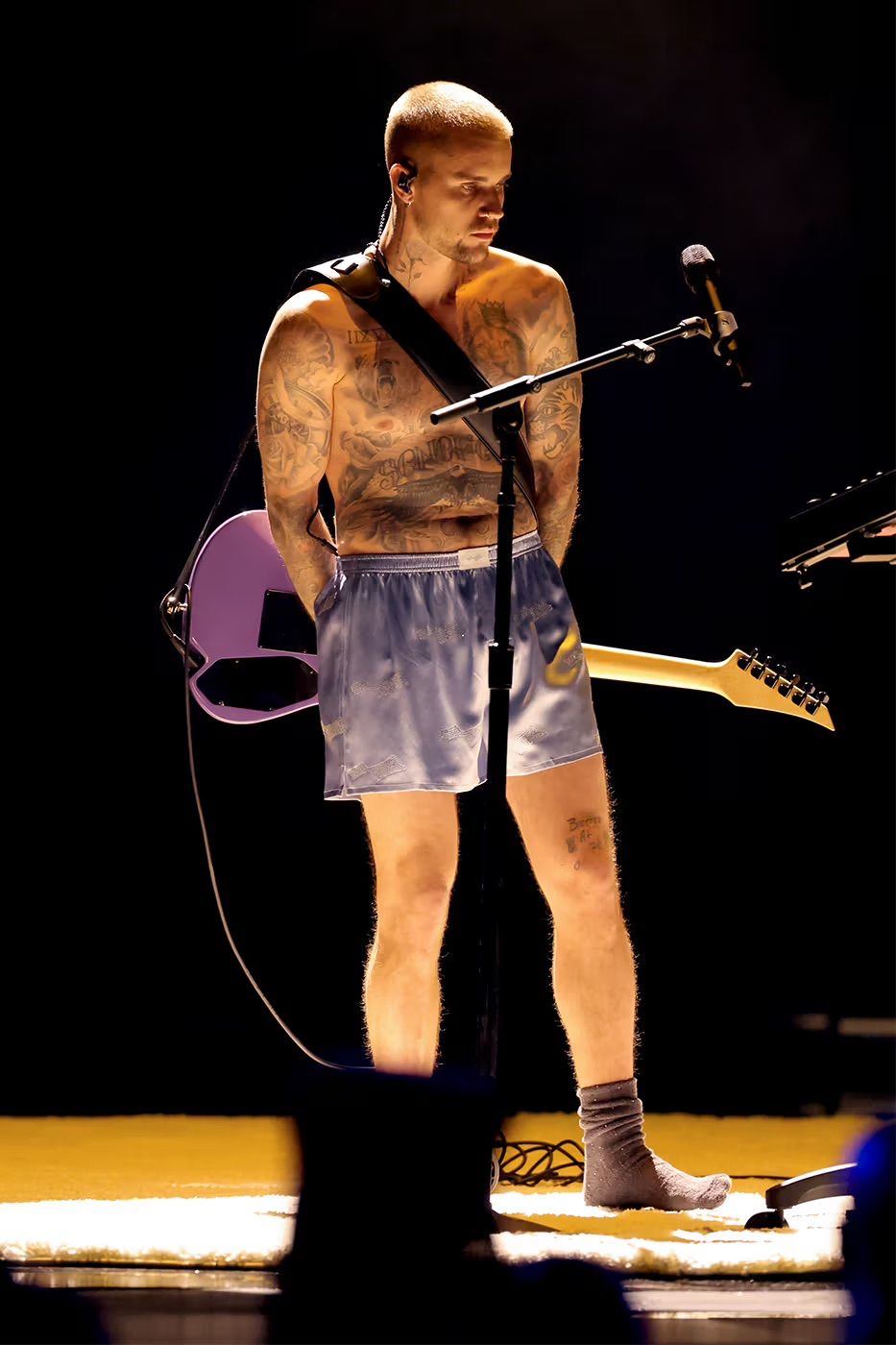 제68회 그래미 어워드 무대에서 브랜드 SKYLRK의 실크 복서 쇼츠를 입고 공연을 하고 있는 저스틴 비버. / 이미지 출처: 그래미.