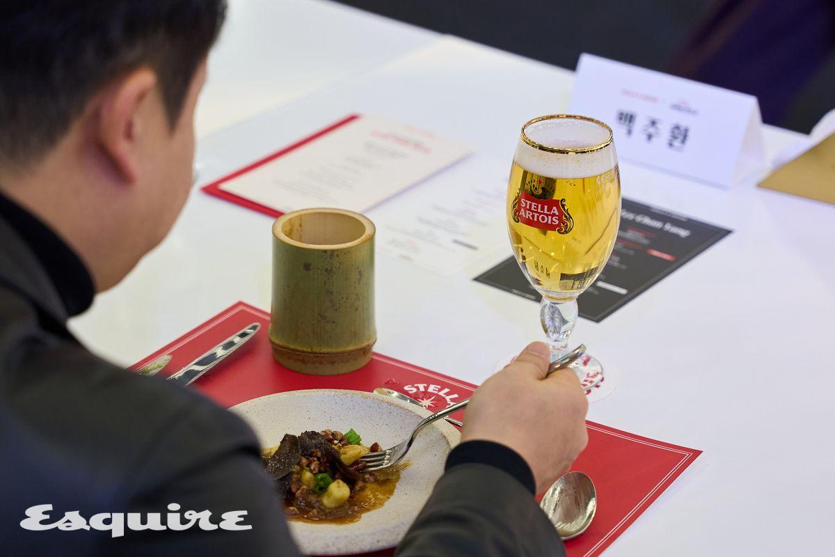 파스타 코스를 맛보고 있는 행사 참석자의 모습. 