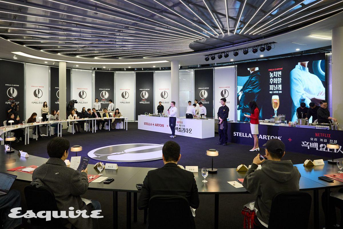 행사장의 전경. 스텔라 아르투아만의 챌리스 잔 디자인을 차용한 흑과 백의 로고가 눈에 띈다. 