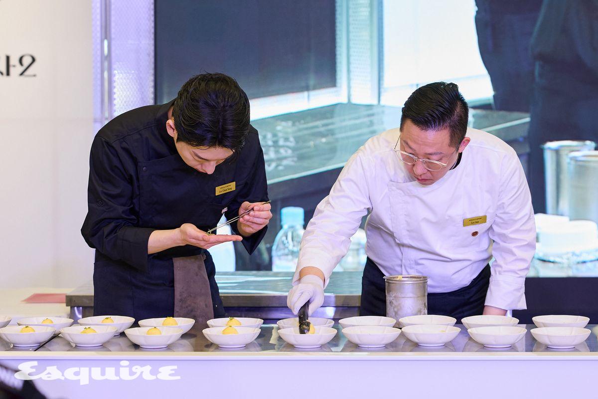 마치 실제 경연처럼 두 셰프와 각 팀이 준비된 디시들을 조리하고 플레이팅했다. 