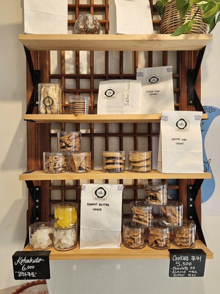 커비 크림부터 다양한 쿠키까지 다양하게 판매한다.