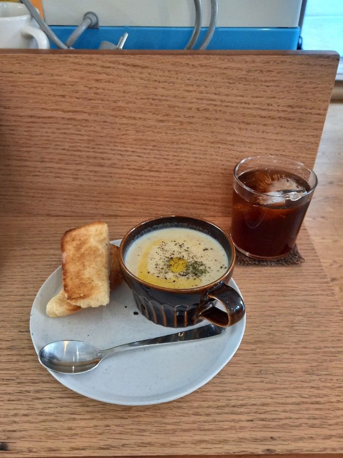 보리수의 감자 수프에는 브리오슈를 곁들여 나온다. 