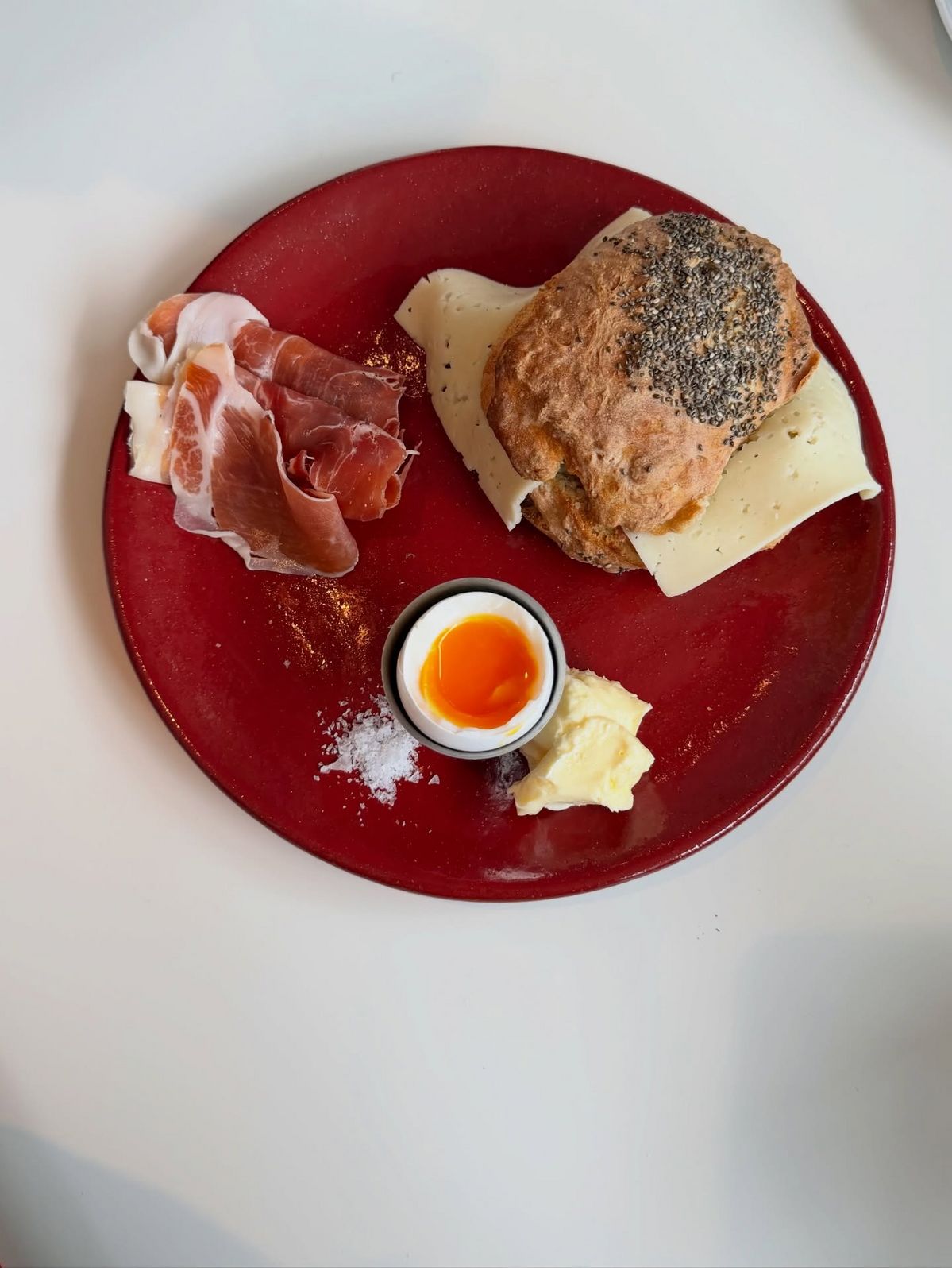 플레인 크레페와 모닝번 플레이트. 이미지 출처 : 인스타그램 @dekad.park