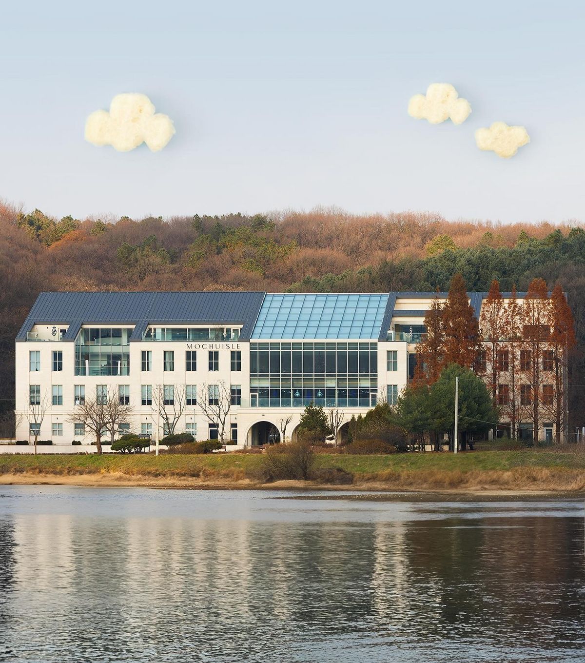 유럽에 온 듯한 이국적 외관과 물멍하기 좋은 아름다운 공릉 저수지. 이미지 출처 : 인스타그램 @mochuisle.frenchcafe 