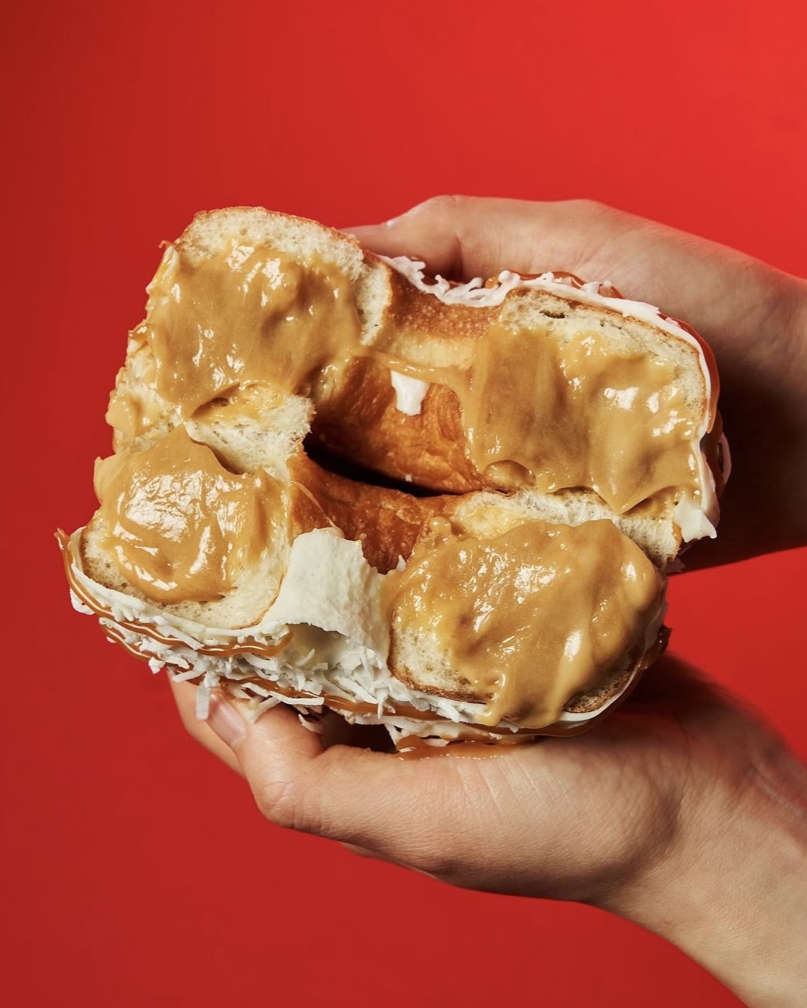 꾸덕한 필링이 도넛 가득 차 있다. / 출처: 올드페리도넛 인스타그램