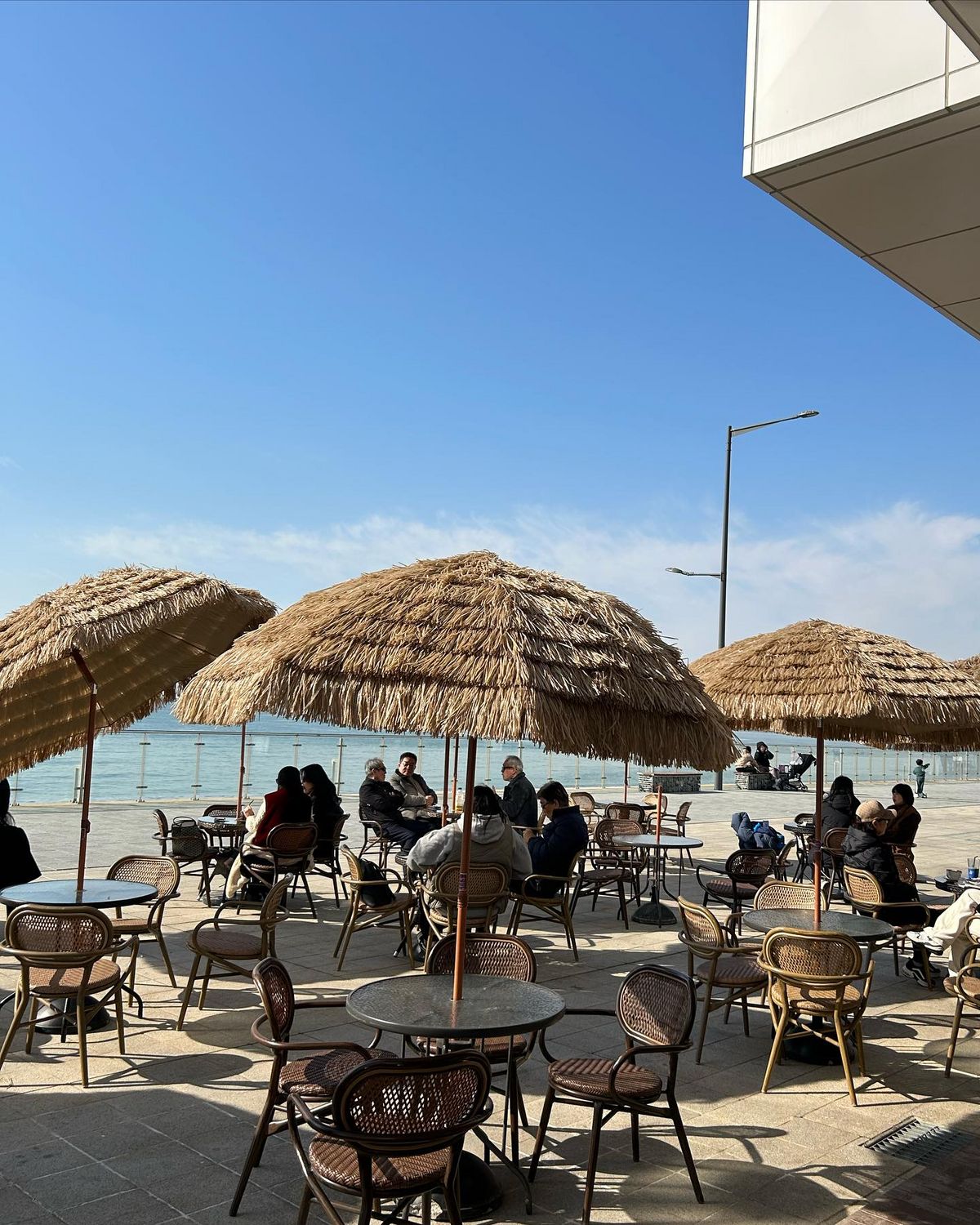 해변처럼 연출한 롱비치커피앤브레드 야외 테라스 / 이미지 출처 : 인스타그램 @longbeachcoffee_ 