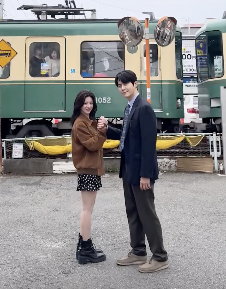 빳빳한 비즈니스 맨 말고, 디테일로 완성하는 김선호의 캐주얼 셋업 스타일링 / 이미지 출처: 넷플릭스, 김선호 인스타그램 @seonho__kim