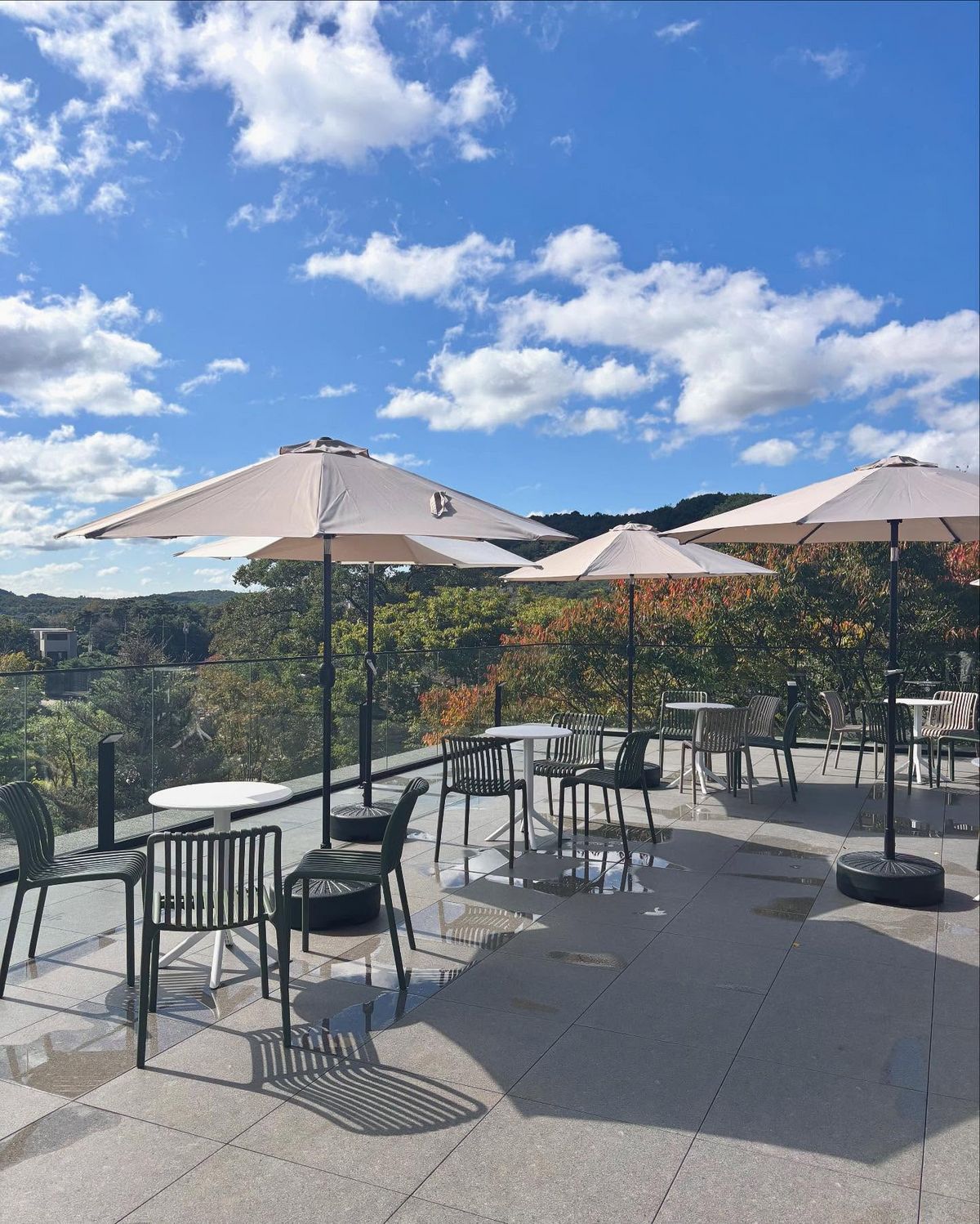 북한산 능선이 한눈에 펼쳐지는, 전망이 탁 트인 대형 카페. / 이미지 출처 : 인스타그램 @cafefonte_