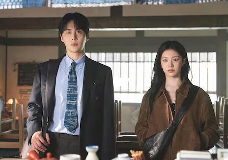 빳빳한 비즈니스 맨 말고, 디테일로 완성하는 김선호의 캐주얼 셋업 스타일링 / 이미지 출처: 넷플릭스, 김선호 인스타그램 @seonho__kim