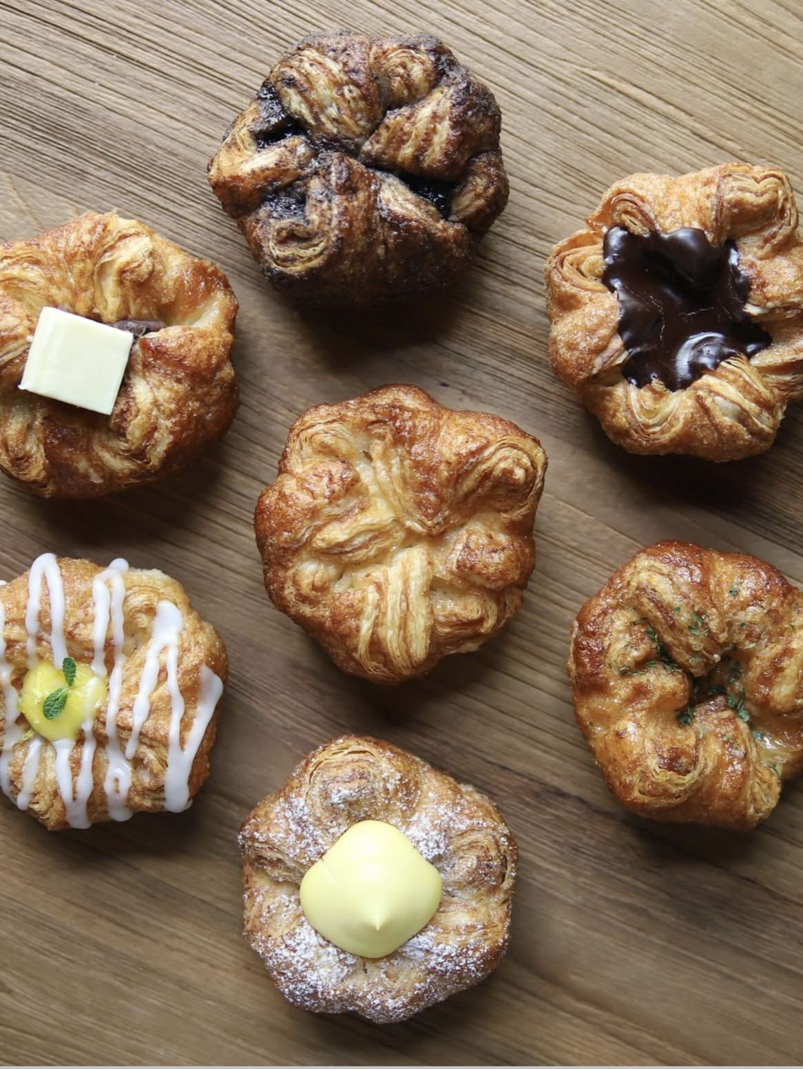 비파티세리의 시그니처 퀸아망에도 여러가지 맛이 있다. / 출처: 비파티세리 인스타그램