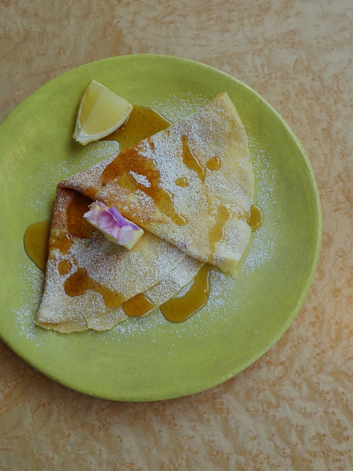 플레인 크레페와 모닝번 플레이트. 이미지 출처 : 인스타그램 @dekad.park