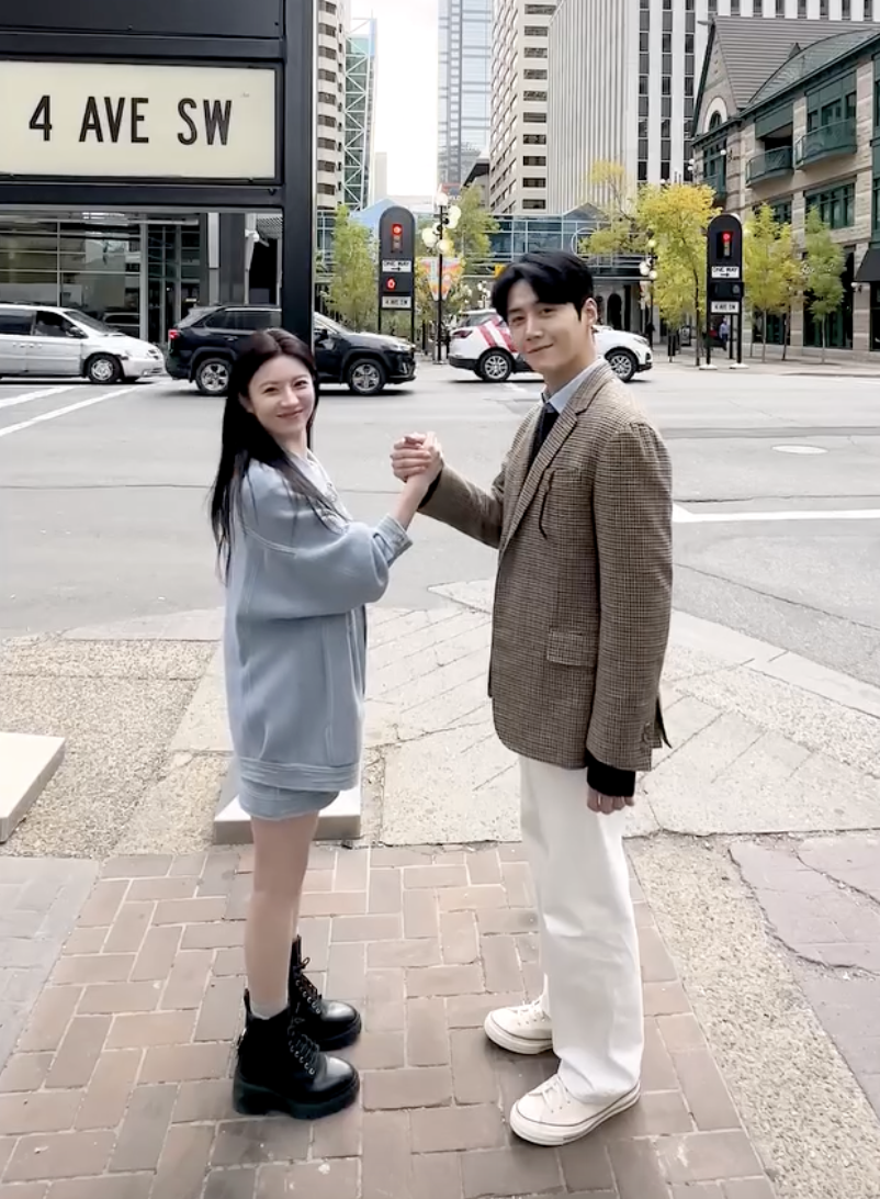 다정하고 따뜻한 인상을 남기는 김선호의 브라운 체크 재킷 스타일링 / 이미지 출처: 넷플릭스, 김선호 인스타그램 @seonho__kim