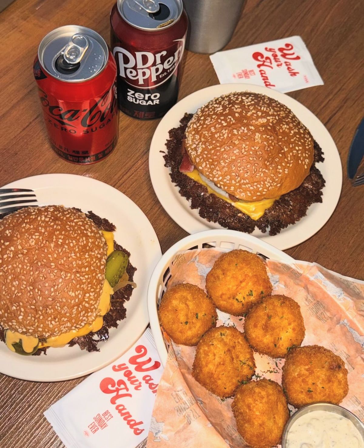 양송이를 통째로 튀긴 양송이 프라이즈. 양송이 버섯의 촉촉한 즙이 ‘겉바속촉’의 식감을 제대로 실현한다. / 출처: 선데이 버거 클럽 인스타그램