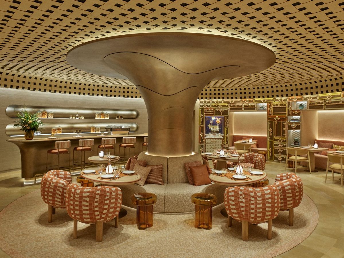 ‘르 카페 루이 비통 신세계 더 리저브’의 인테리어는 브랜드의 아이덴티티를 담아 고급스러운 분위기로 조성됐다. / 출처: 네이버지도 업체 제공