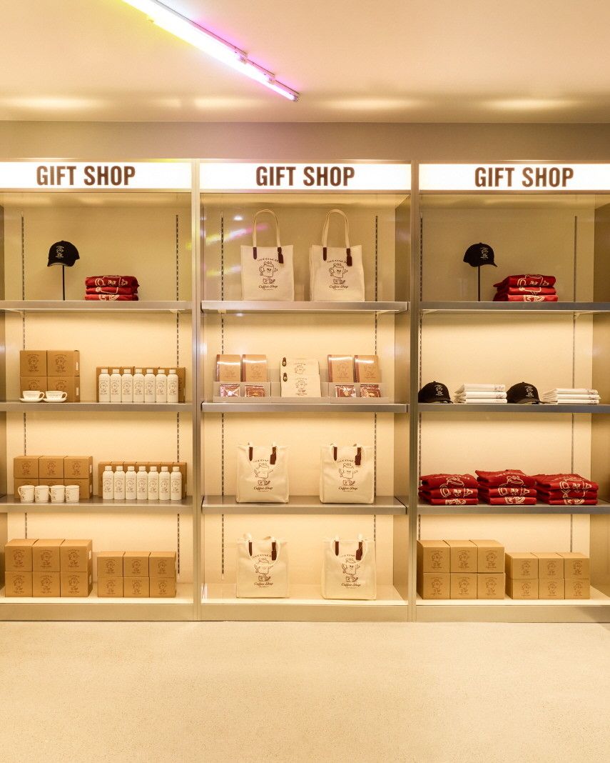 매장 한켠에는 브랜드의 마스코트인 ‘릴 미스 조’가 그려진 굿즈가 진열됐다. / 출처: 네이버지도 업체 제공