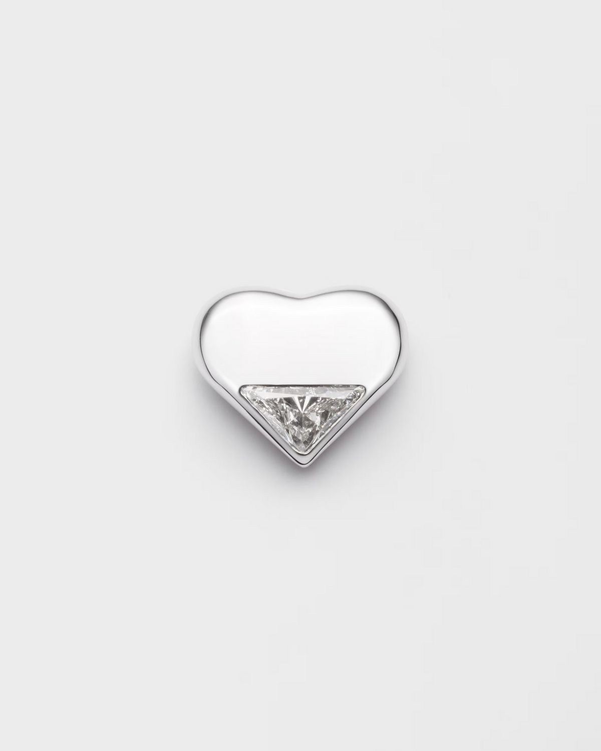 프라다의 아이덴티티를 깔끔하게 담은 주얼리 / 이미지 출처: 프라다.