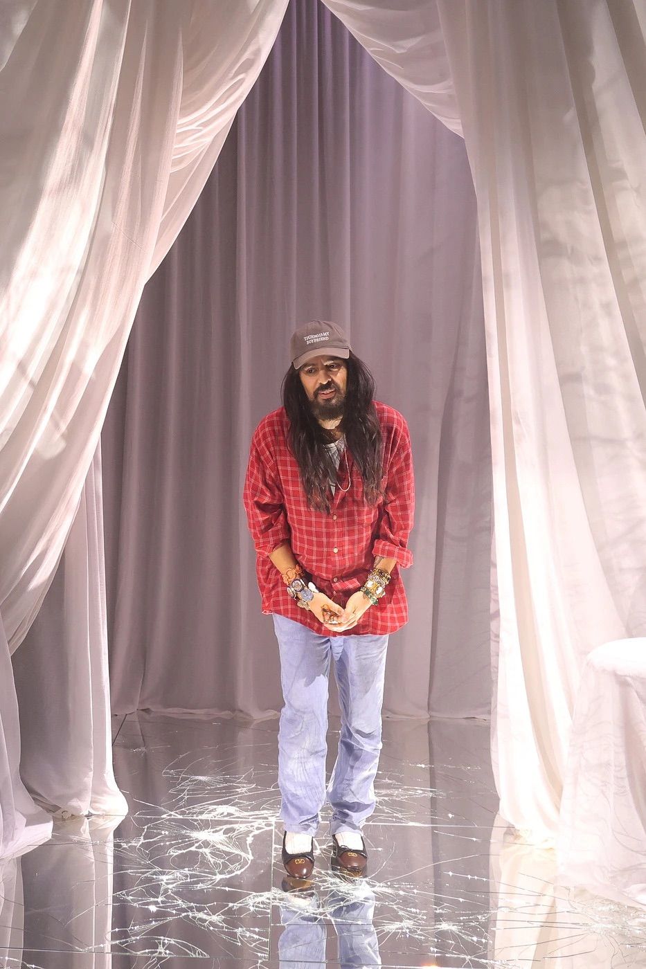 25SS 피날레 쇼에서 인사를 하는 알레산드로 미켈레의 모습. / 이미지 출처: 게티 이미지. 