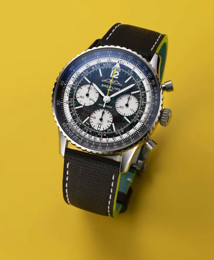 애스턴 마틴의 상징인 레이싱 그린 다이얼과 티타늄 케이스의 조합으로 서킷 위의 우아함을 완성한 브라이틀링 내비타이머 B01 크로노그래프 43 애스턴 마틴 아람코 포뮬러 원 팀 / 이미지 출처 : 브라이틀링 