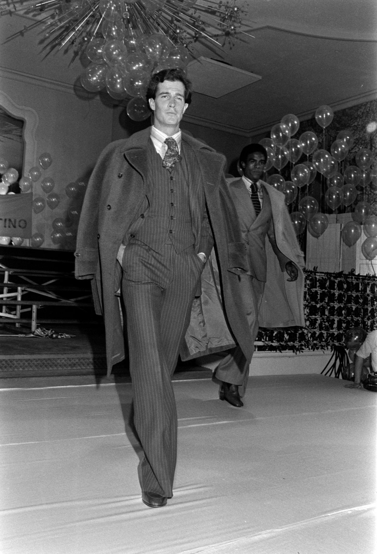 1976년 뉴욕 피에르 호텔에서 열린 스페셜 올림픽 자선 패션쇼에서 발렌티노 남성복을 입은 모델의 모습. / 이미지 출처: 게티 이미지. 