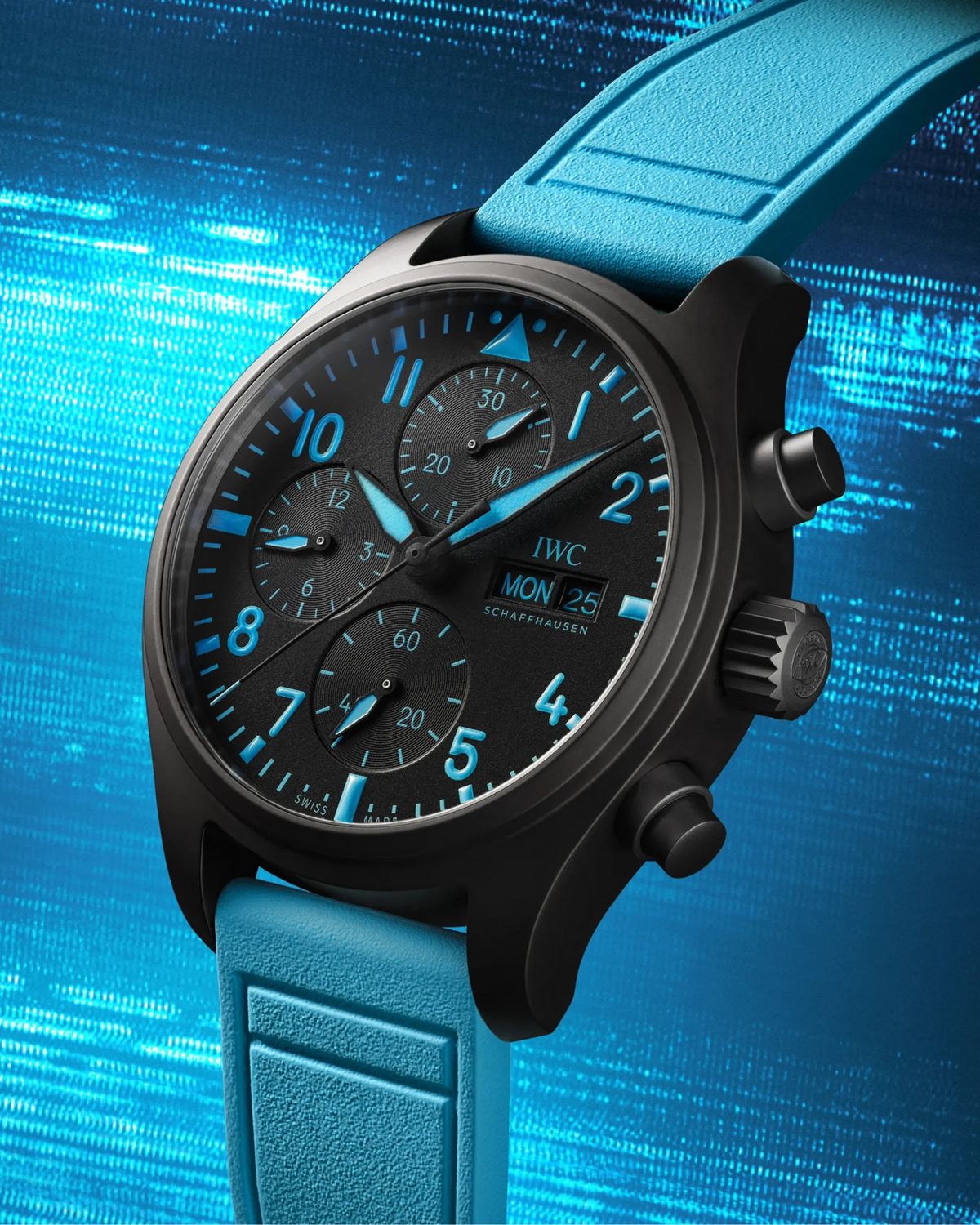 블랙 세라믹 케이스와 대비를 이루는 강렬한 블루 인덱스로 조지 러셀의 페르소나를 투영한 1,063피스 한정판 IWC 파일럿 워치 크로노그래프 41 조지 러셀 / 이미지 출처 : IWC