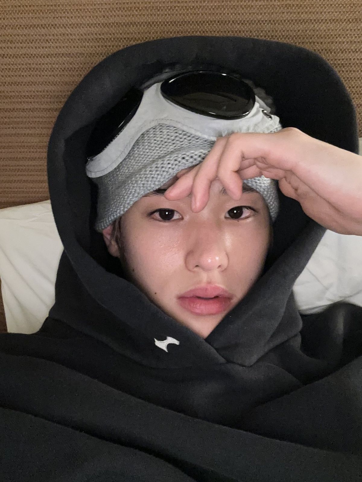 레전드 셀카 속에서도 발견된 익숙한 고글 디테일의 바라클라바 / 이미지 출처: 라이즈 SNS 및 위버스, C.P. 컴퍼니.