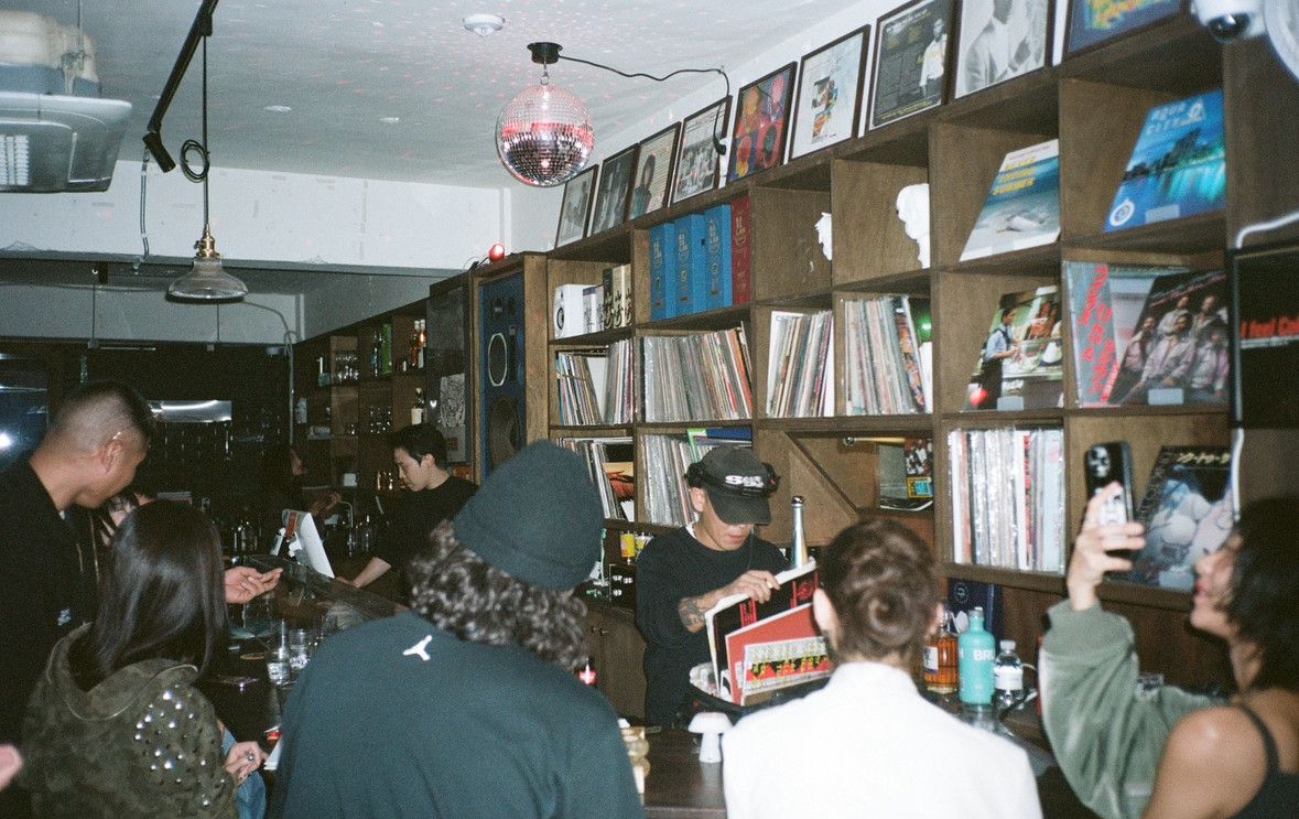 많은 LP바가 전시되어 있으며 주말에는 게스트 DJ가 직접 음악을 맡아 운영하는 크래커. / 이미지 출처: 네이버 지도 업체 제공 이미지