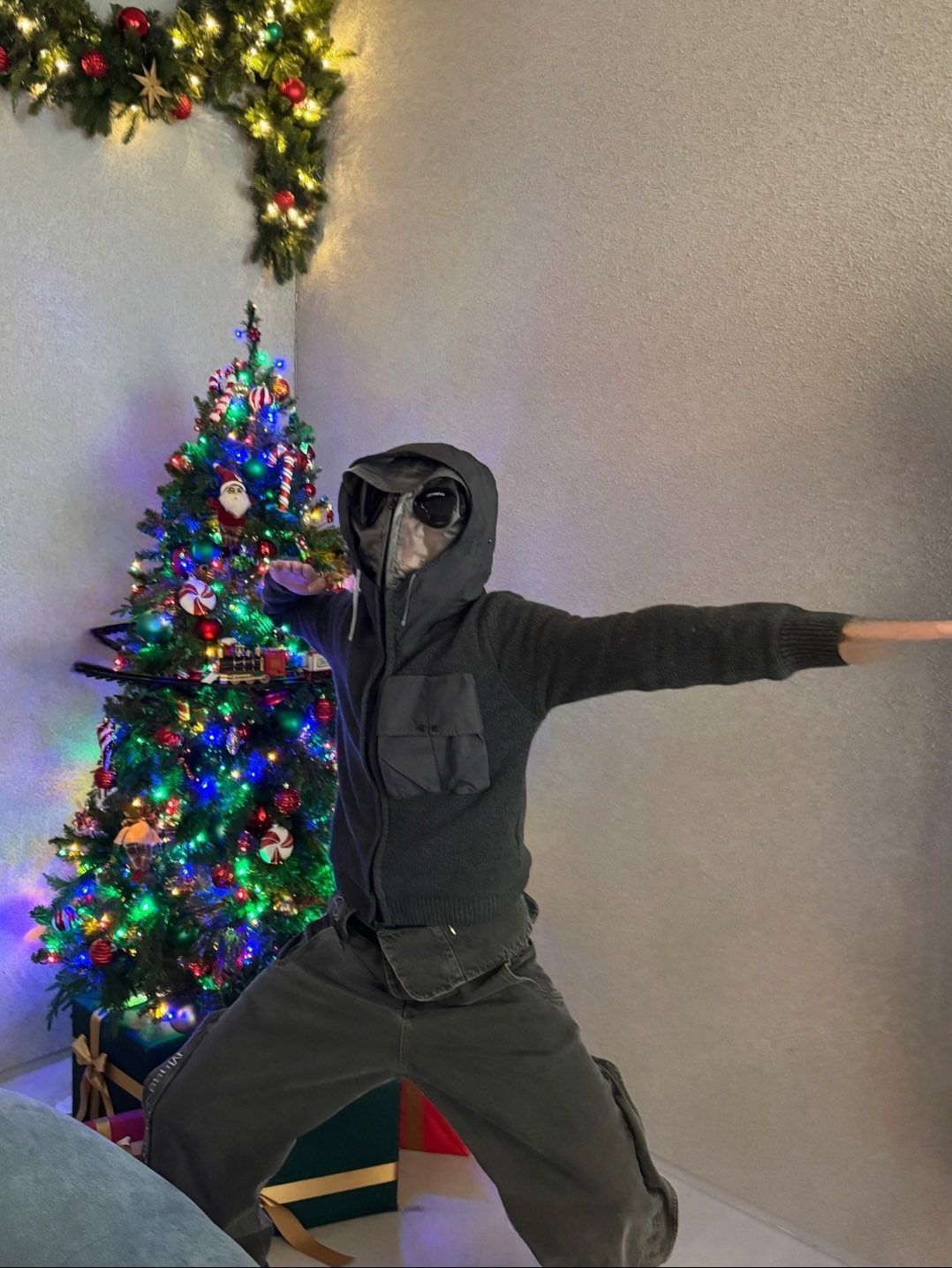 크리스마스에도 놓칠 수 없는 소희의 C.P. 컴퍼니 사랑 / 이미지 출처: 라이즈 SNS 및 위버스, C.P. 컴퍼니.