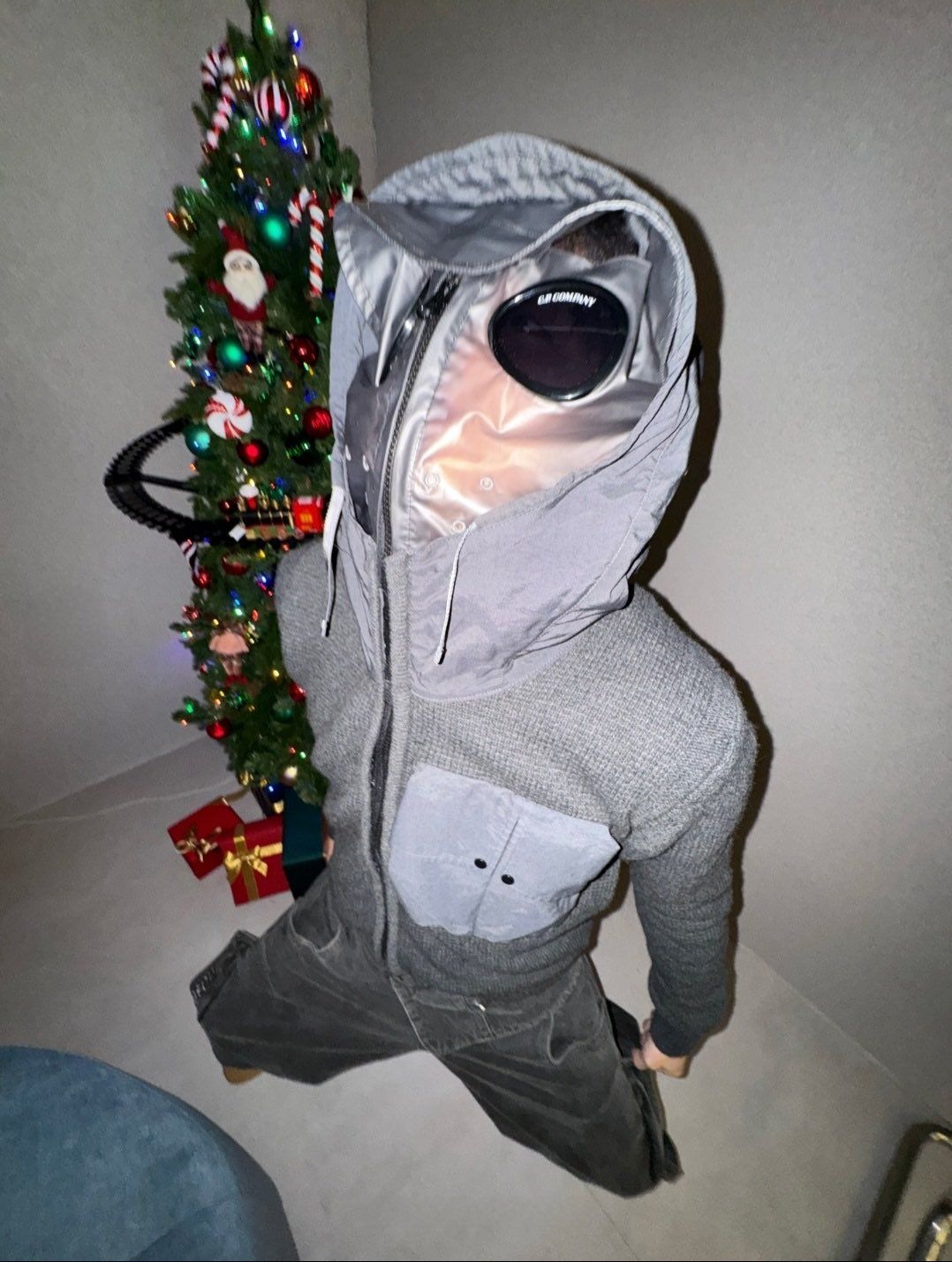 크리스마스에도 놓칠 수 없는 소희의 C.P. 컴퍼니 사랑 / 이미지 출처: 라이즈 SNS 및 위버스, C.P. 컴퍼니.