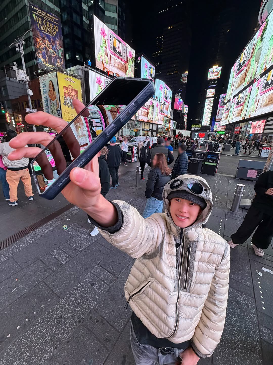 소희가 착용한 이후 품절대란을 일으킨 다운 재킷 / 이미지 출처: 라이즈 SNS 및 위버스, C.P. 컴퍼니.