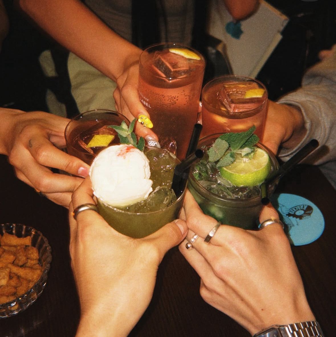 칵테일을 비롯한 다양한 술들이 준비되어 있는 크래커. / 이미지 출처: 네이버 지도 업체 제공 이미지