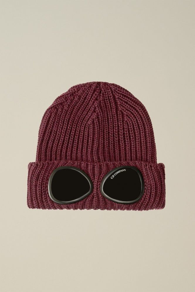 일상 사진 곳곳에서 보인 소희의 애착 고글 비니 / 이미지 출처: 라이즈 SNS 및 위버스, C.P. 컴퍼니.