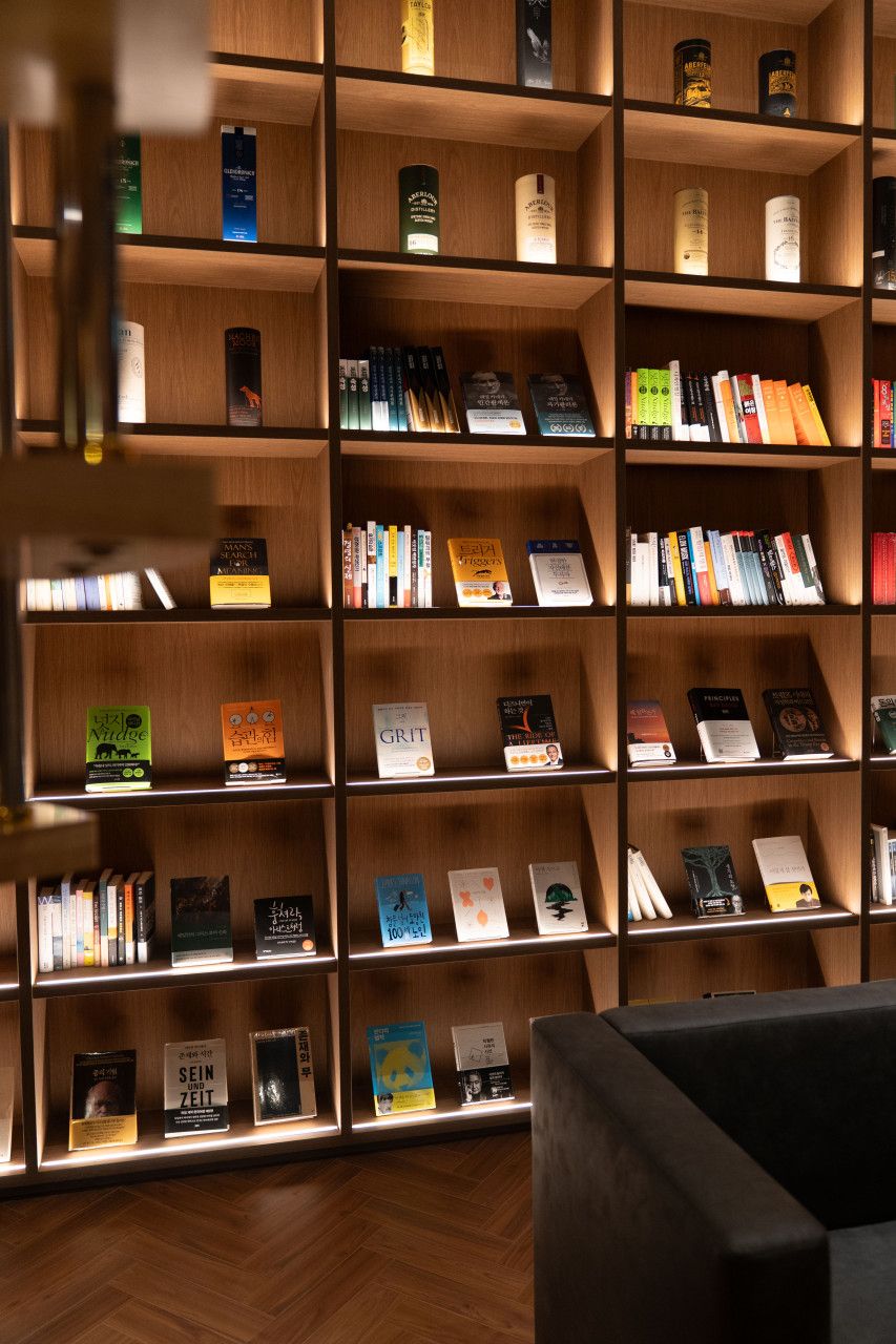 벽면에 책이 가득 전시되어 있는 청담 칵테일 바 챕터쓰리. / 이미지 출처: 네이버 지도 업체 제공 이미지