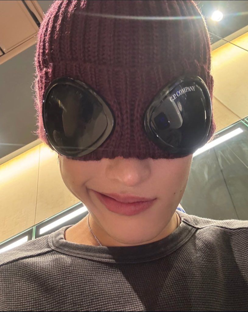 일상 사진 곳곳에서 보인 소희의 애착 고글 비니 / 이미지 출처: 라이즈 SNS 및 위버스, C.P. 컴퍼니.