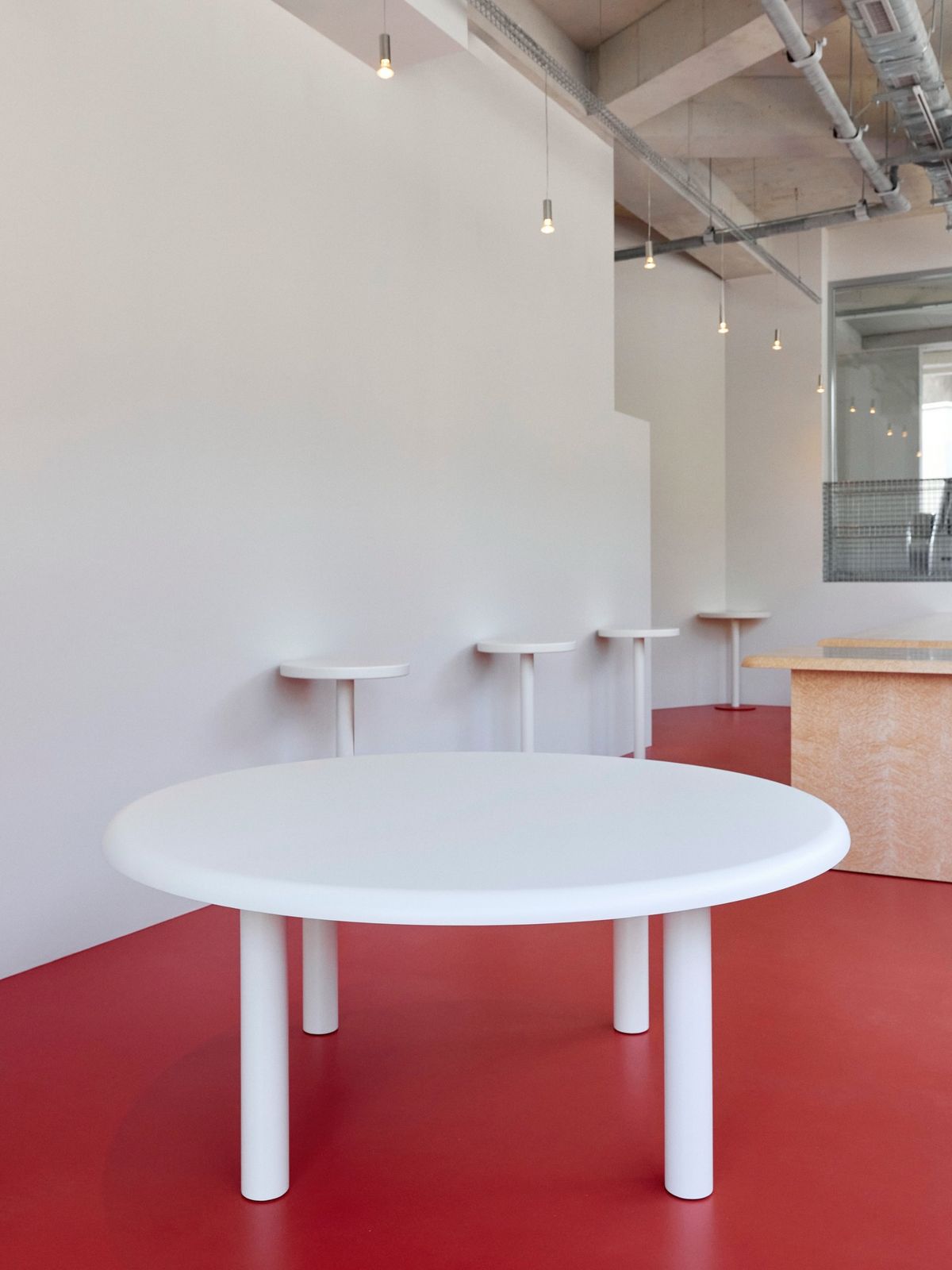 빨간 바닥이 인상적인 ‘데케드 파크’의 인테리어. / 이미지 출처: 데케드 파크 인스타그램