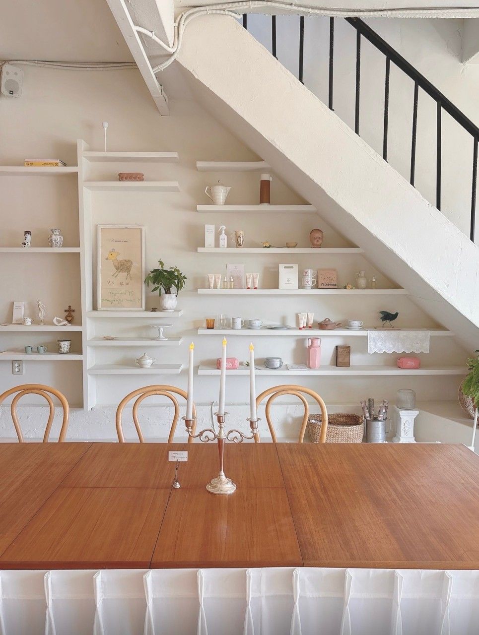 1955년 지어진 2층 건물을 대대적으로 리노베이션해 기존 ‘아베크엘’의 유럽풍 인테리어를 구현했다. / 이미지 출처: 아베크엘 네이버지도 업체 제공 이미지