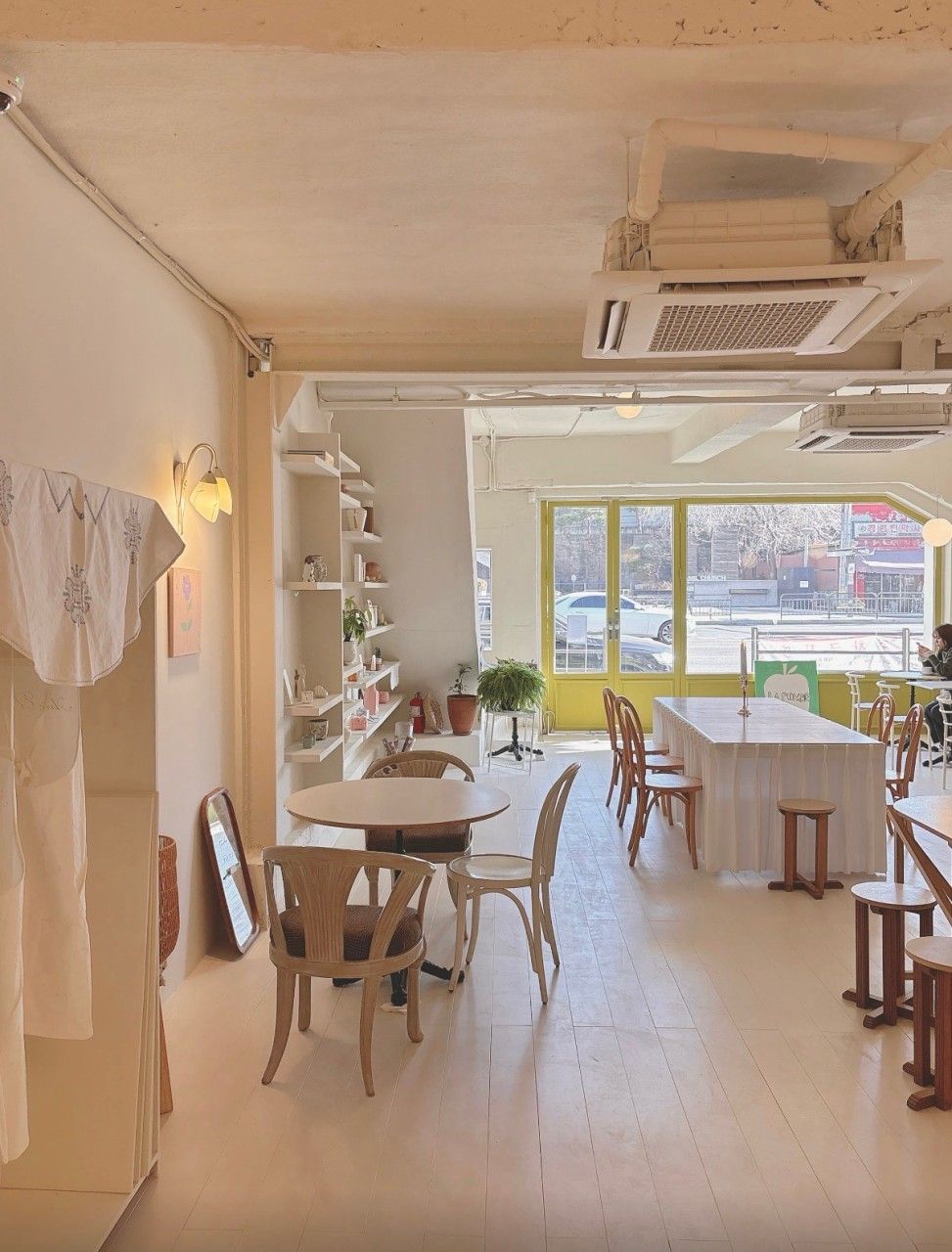 화사한 분위기로 조성된 ‘아베크엘’의 인테리어. / 이미지 출처: 아베크엘 네이버지도 업체 제공 이미지