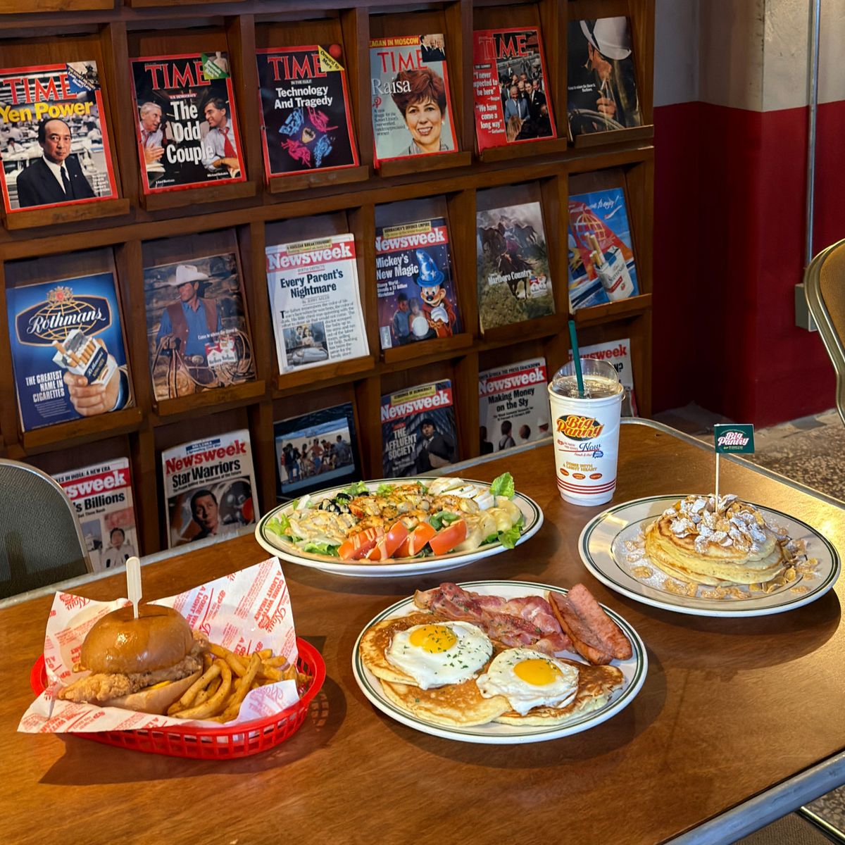 ‘카페 빅팬트리 연남점’에서는 팬케이크, 치킨 샌드위치, 샐러드 등 다양한 미국식 브런치 메뉴를 즐길 수 있다. / 이미지 출처: 카페 빅팬트리 연남점 네이버지도 업체 제공 이미지