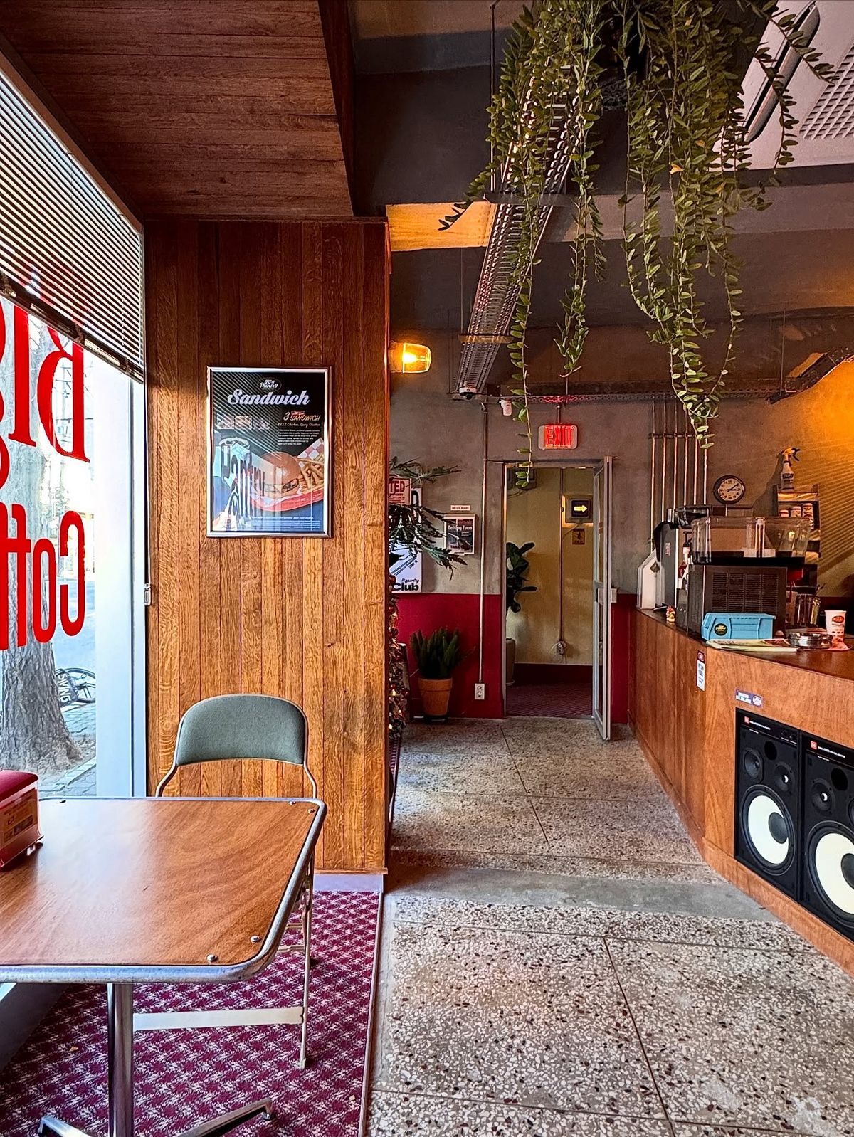 아메리칸 다이너 무드를 물씬 풍기는 ‘카페 빅팬트리 연남점’의 인테리어. / 이미지 출처: 카페 빅팬트리 연남점 인스타그램