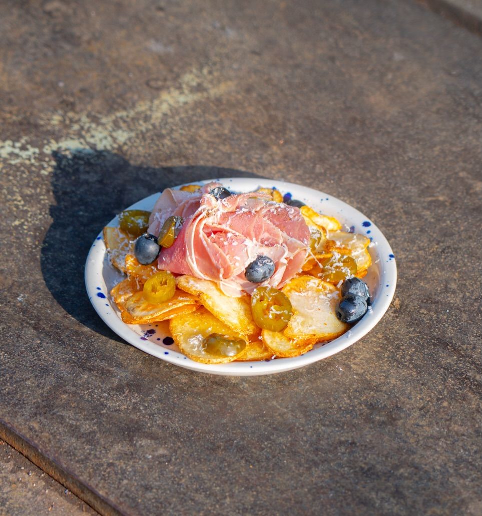 트러플 감자칩 위에 잠봉뵈르, 할라피뇨, 올리브를 올린 ‘트러플 잠봉 포테이토 칩’. / 이미지 출처: sip sip sip 인스타그램