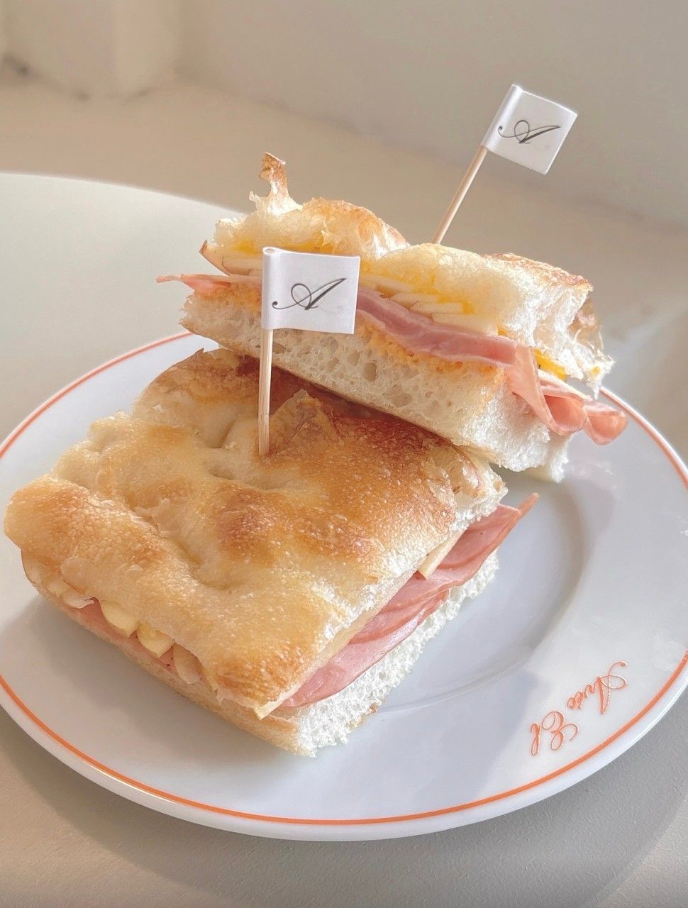 맵·단·짠의 매력으로 한번 맛보면 자꾸 생각나는 ‘사과 잠봉 샌드위치’. / 이미지 출처: 아베크엘 네이버지도 업체 제공 이미지