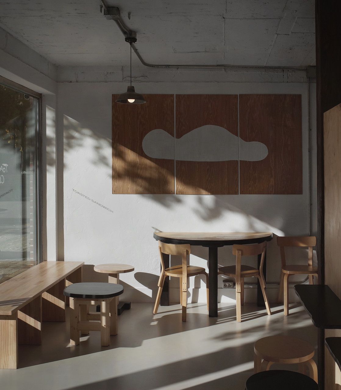 ‘토스티드 클럽’에서는 통창으로 들어오는 햇살을 만끽하며 샌드위치를 먹을 수 있다. / 이미지 출처: 토스티드 클럽 네이버지도 업체 제공 이미지