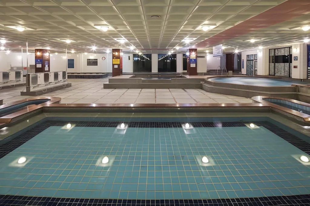 덕구온천의 실내 모습. 넓은 온천탕의 모습을 자랑한다.