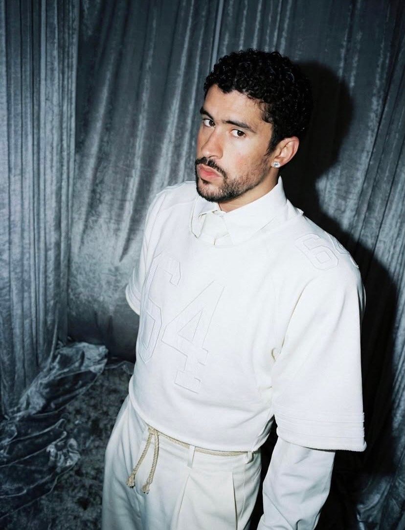 2026 슈퍼볼 하프타임 속 배드 버니의 패션 / 이미지 출처: 인스타그램 @badbunnyyofficial