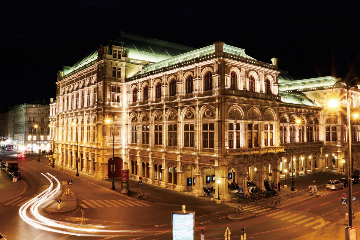 밤이 되면 황금빛 조명을 받아 더욱 신비로운 분위기를 자아낸다. / 출처: 이지앤북스