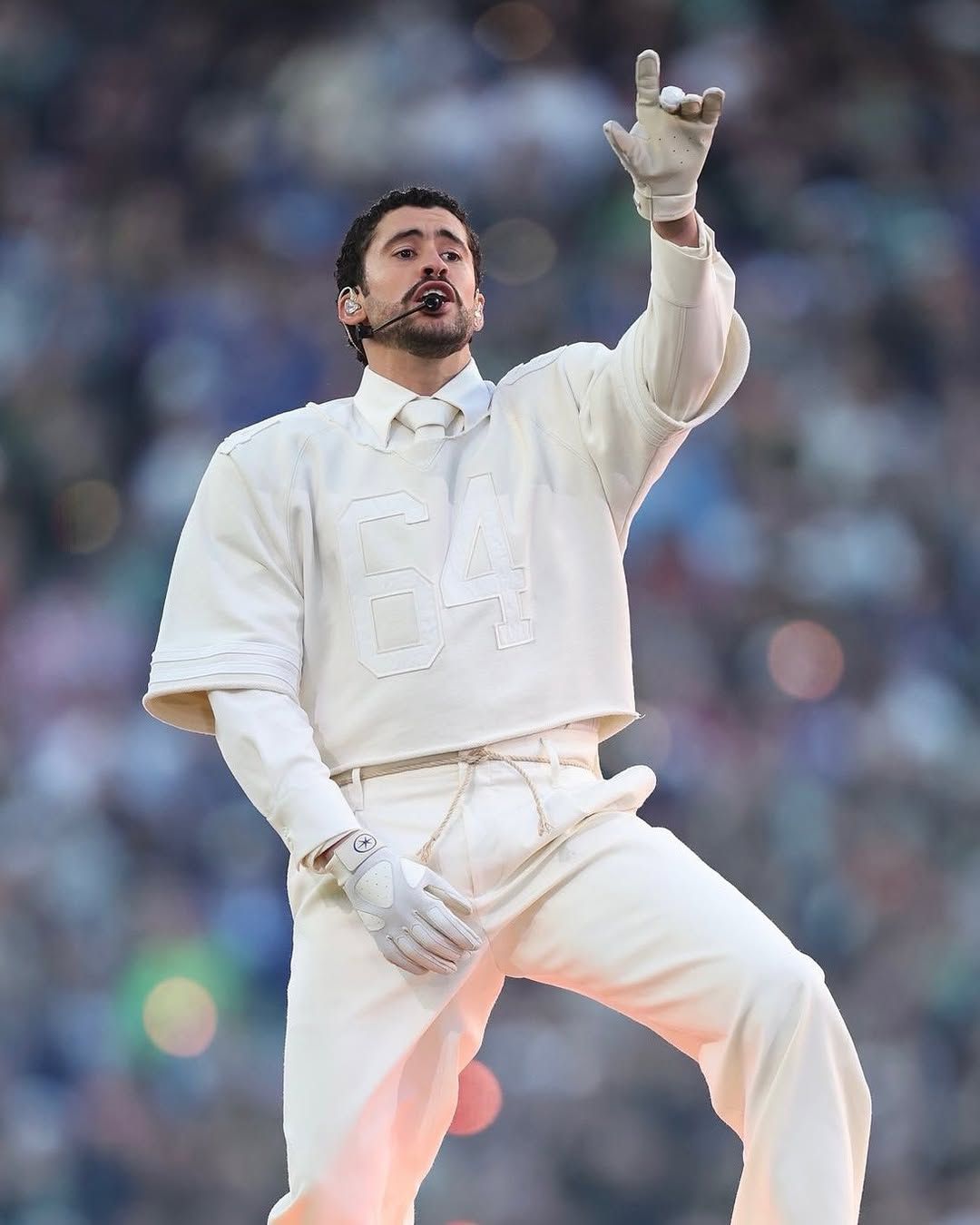 올 화이트로 무장한 배드 버니/ 이미지 출처: 인스타그램 @badbunnyyofficial