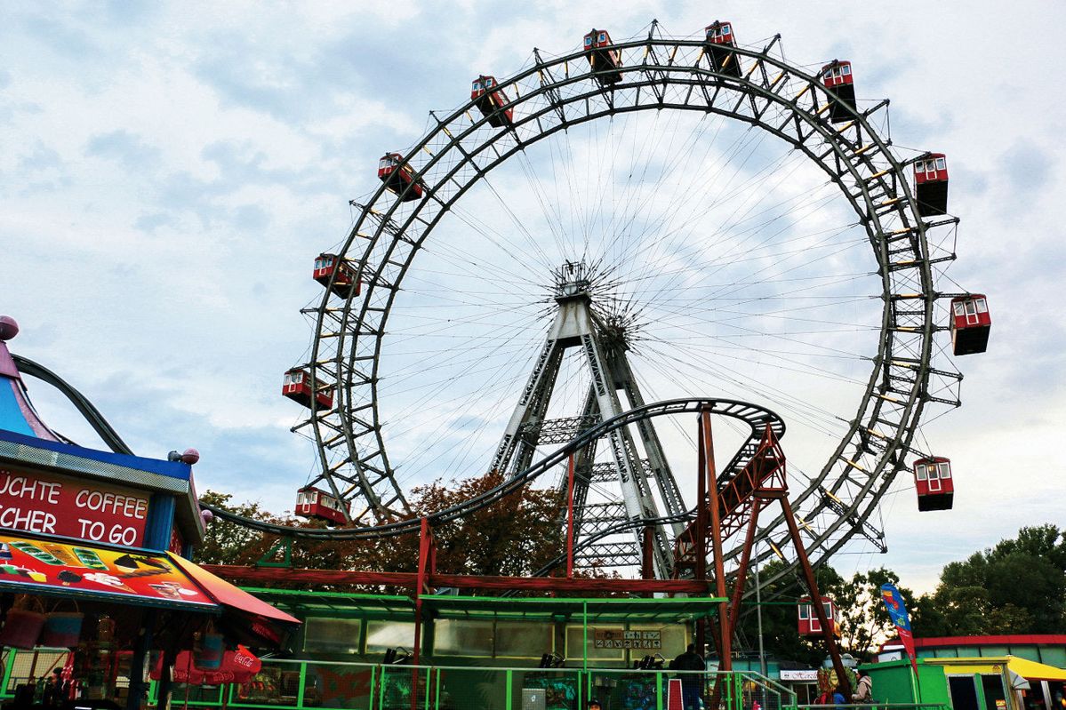 75m 상공에서 천천히 돌아가는 나무 객차 안에서 비엔나 시내 전경을 조망하기에 최적의 장소다. / 출처: 이지앤북스