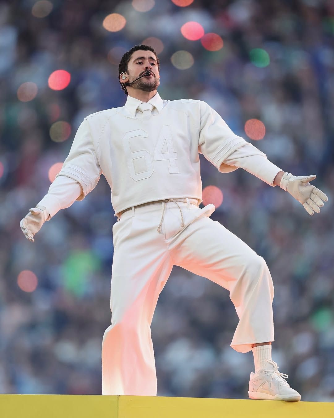 배드 버니에게 특별한 숫자인 64가 새겨진 패션 / 이미지 출처: 인스타그램 @badbunnyyofficial