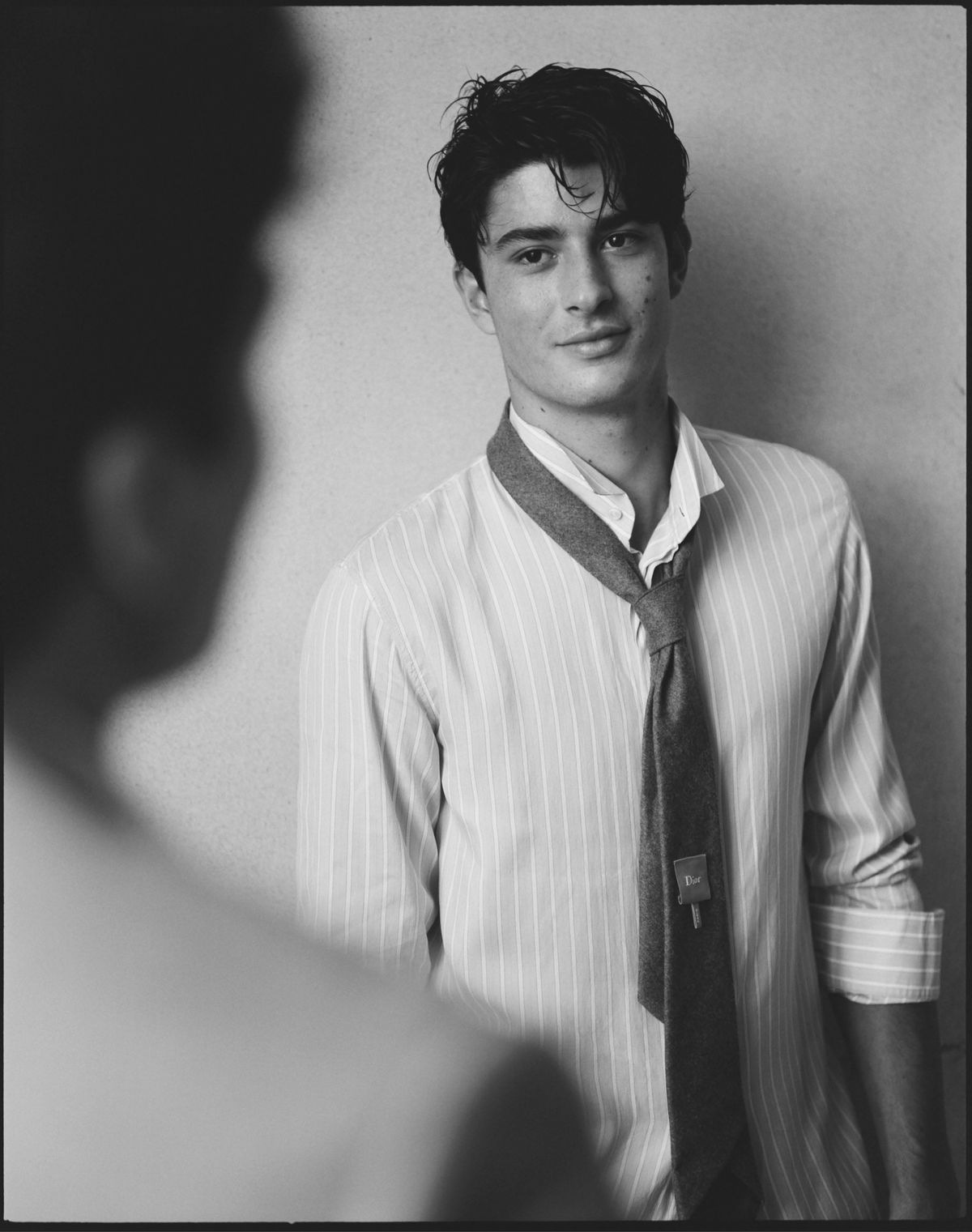 스트라이프 포플린 맨 셔츠, 플란넬 맨 타이 모두 디올.