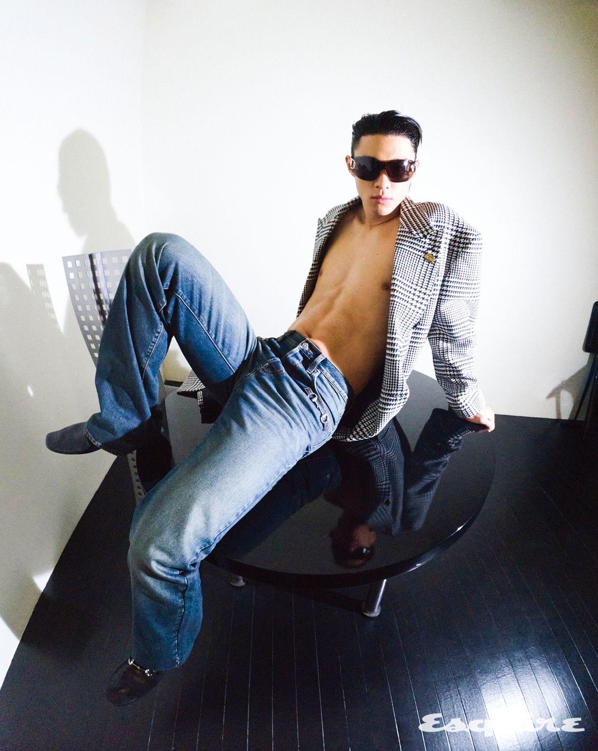 구찌 크레스트 브로치 디테일의 프린스 오브 웨일즈 울 코트, 홀스빗 디테일 데님 팬츠, 홀스빗 레더 로퍼 모두 구찌. 선글라스 구찌 by 케어링 아이웨어.