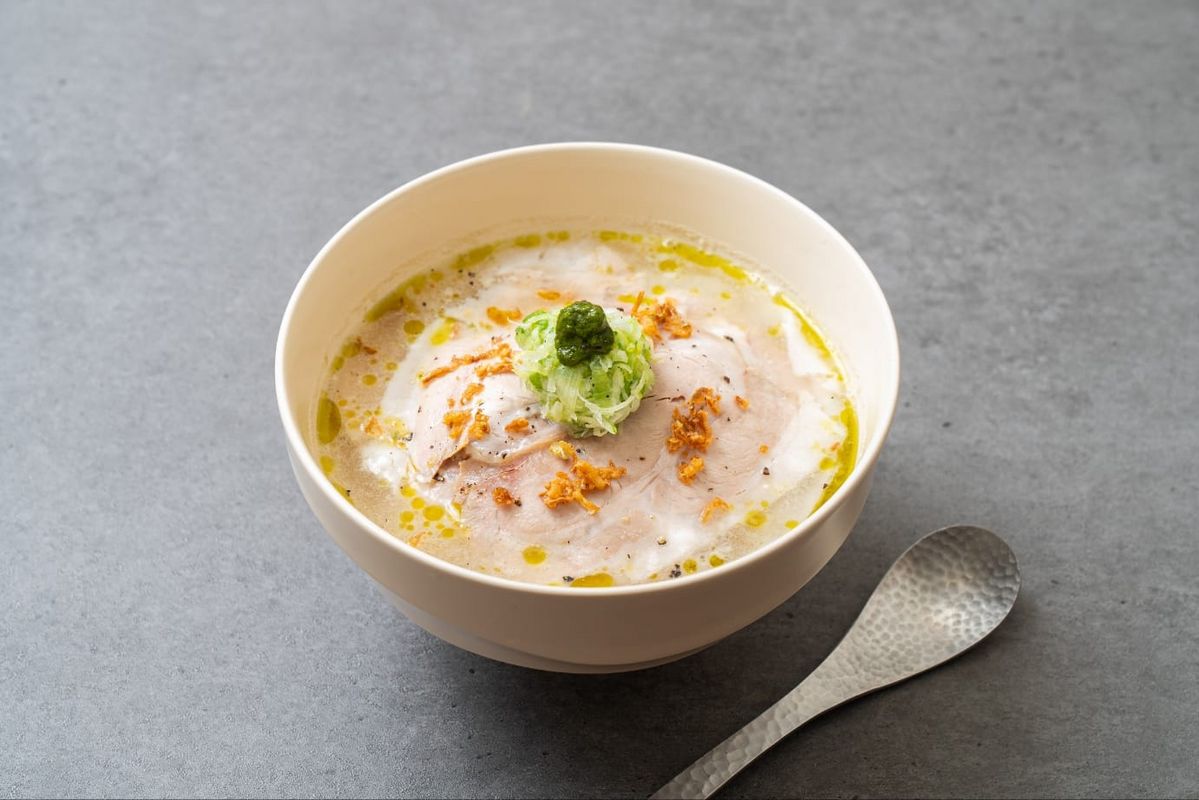 부추 페스토, 유자 새우젓, 청양고추 콩피 오일 등 개성있는 곁들임이 더해져 국밥 한 그릇으로 다채로운 맛을 즐길 수 있다. / 출처: 백랑 공식 인스타그램(@backrang_seoul)